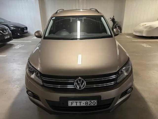 2012 VW Tiguan Pacific photo 2